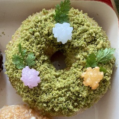 宇治抹茶かりんとうと練乳の草原みたいなドーナツ