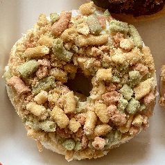野菜かりんとうとホワイトチョコのゆるふわカラーのドーナツ