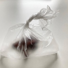 ポリ袋に『極蜜かりんとう黒蜂』を入れた画像