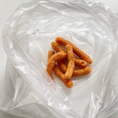 ポリ袋に『極蜜かりんとう白蜂』を入れた画像